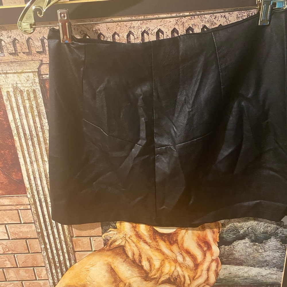 Mini skirt like leather look